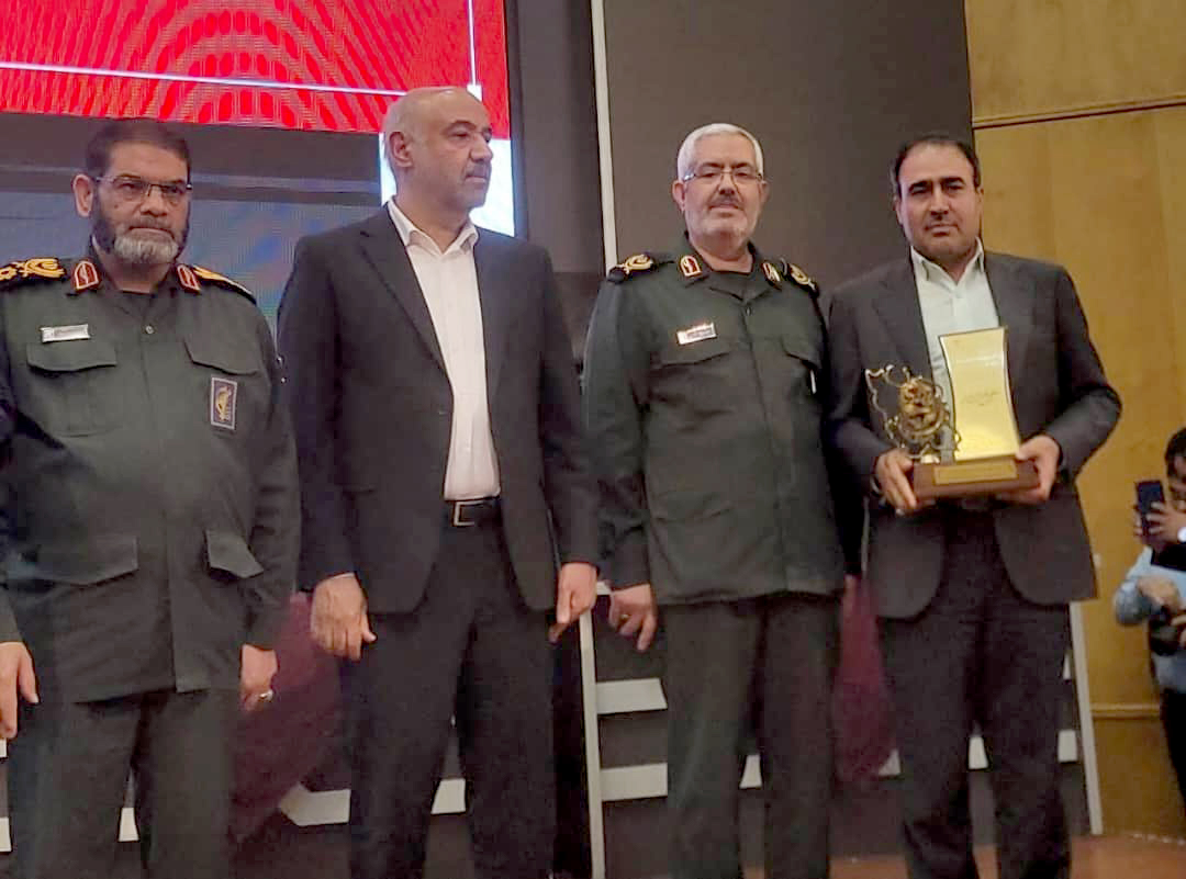 اعطای نشان اقتصاد مقاومتی به غلامحسین رمضان‌پور در جشنواره ملی اقتصاد مقاومتی – جمهورآنلاین