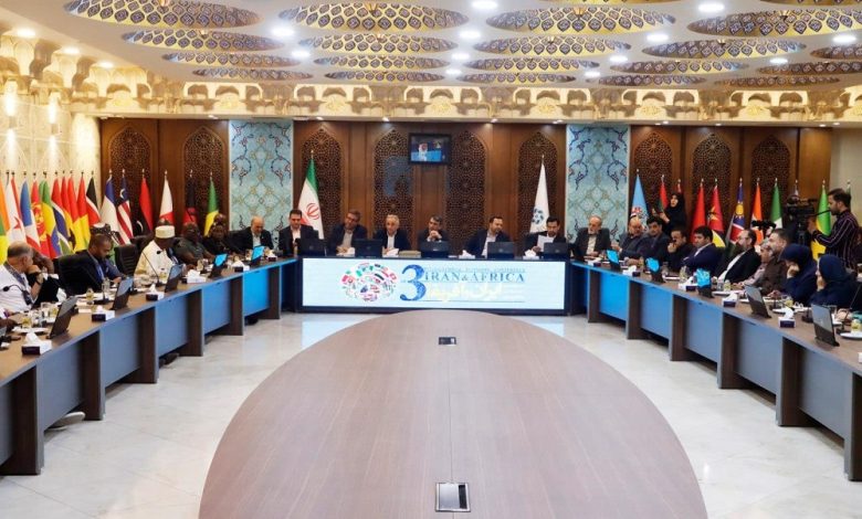 به گزارش ریال آنلاین: مهمانان سومین اجلاس همکاری‌های ایران و آفریقا در قالب فعالان اقتصادی و دیپلمات‌های کشورهای آفریقایی برای نخستین بار شامگاه سه‌شنبه 9 اردیبهشت 1404 با هدف توسعه مناسبات تجاری و معرفی ظرفیت‌های اقتصادی، صنعتی و گردشگری استان اصفهان، وارد این کلانشهر شدند و به مدت 2 روز از 10 مرکز صنعتی، علمی و فناوری این استان بازدید کردند.