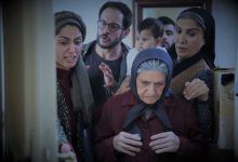 به گزارش ریال آنلاین: امیرقاسم راضی تهیه کننده، نویسنده و کارگردان"چای سرد" درباره روند ساخت این فیلم به خبرنگار شهر مردم، گفت: ابتدا درسال 1398 و در دوران کرونا مجوزساخت این فیلم را گرفتم. اما به جهت شرایطی که بیماری کرونا درسطح جامعه به وجود آورده بود، تولید فیلم عملا قابل اجرا نبود. از طرفی دیگر تهیه کننده نیزسرمایه لازم را برای ساخت نتوانست فراهم کند و در آن دوران عملا ساخت " چای سرد" منتفی شد. با تمام مشکلات و چالش هایی که با آنها رو به رو بودم، من به شدت تلاش می کردم که این فیلم را بسازم.