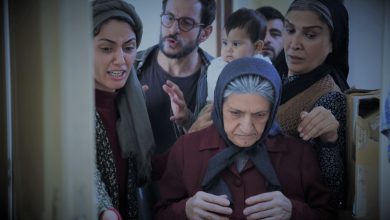 به گزارش ریال آنلاین: امیرقاسم راضی تهیه کننده، نویسنده و کارگردان"چای سرد" درباره روند ساخت این فیلم به خبرنگار شهر مردم، گفت: ابتدا درسال 1398 و در دوران کرونا مجوزساخت این فیلم را گرفتم. اما به جهت شرایطی که بیماری کرونا درسطح جامعه به وجود آورده بود، تولید فیلم عملا قابل اجرا نبود. از طرفی دیگر تهیه کننده نیزسرمایه لازم را برای ساخت نتوانست فراهم کند و در آن دوران عملا ساخت " چای سرد" منتفی شد. با تمام مشکلات و چالش هایی که با آنها رو به رو بودم، من به شدت تلاش می کردم که این فیلم را بسازم.