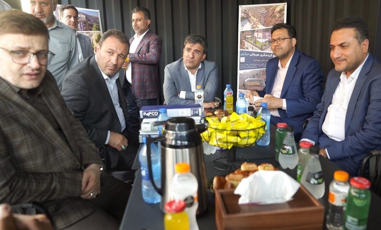 به گزارش ریال آنلاین، صبح روز سهشنبه هفتم مردادماه 1404، حشمتالله عسگری، معاون هماهنگی امور اقتصادی استانداری تهران و رئیس کارگروه تسهیل و رفع موانع تولید در رأس هیاتی جهت بررسی مشکلات ارائه شده در این کارگروه از جمله مشکلات و موانع سر راه اجرای پروژه «پارک گردشگری هیجانی زی نو میگون» در محل این پروژه حاضر شد.