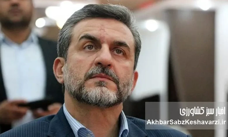 به گزارش ریال آنلاین به نقل از اخبار سبز کشاورزی؛ با توجه به اصول و مواد حقوقی که تصریح دارد بر اینکه یک فرد دولتی، شغل دیگری از جمله بازرگانی، عضو هیئت مدیره و... را نمیتواند در بخش خصوصی داشته باشد، شاپور علاییمقدم ظاهرا در شرکت آتی صبا میهن، هم به عنوان نماینده شرکت و هم به عنوان عضو هیئت مدیره یا نایب رئیس هیئت مدیره سمت رسمی و دخالت در امور مالی دارد.