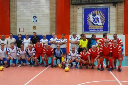 پیشکسوتان پرسپولیس و مدیران بانک تجارت به میدان رفتند