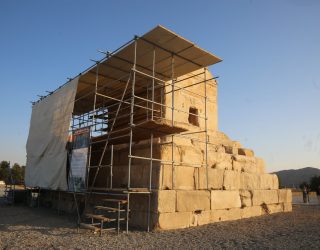 کوروش ، در دیار خویش غریب