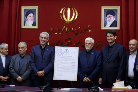 قوانین ومقررات به گونه‌ای شفاف باشدکه سرمایه‌گذاران داخلی وخارجی به اقتصاد ورود کنند