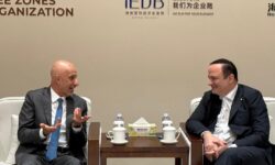 تجلیل سازمان جهانی مناطق آزاد از حضور رضا مسرور در اجلاس جهانی هاینان