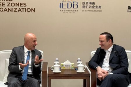 تجلیل سازمان جهانی مناطق آزاد از حضور رضا مسرور در اجلاس جهانی هاینان