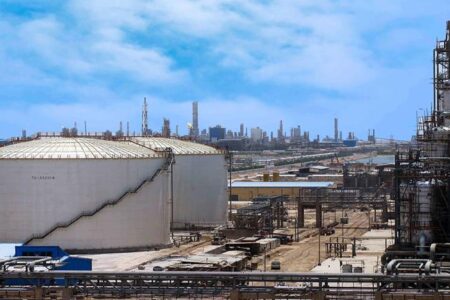 بازدیدمعاون نظارت برتولید و زنجیره تأمین صنایع پتروشیمی خلیج‌فارس از پتروشیمی اروند