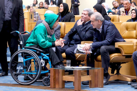 با تکیه بر اراده و پشتکار مردم ایران ایستاده‌ایم تا ایران را هر چه بهتر بسازیم