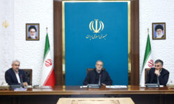 تضعیف داخلی در شرایط فشار بیرونی، به کشور آسیب جدی می‌زند