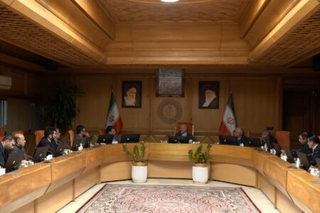 رئیس مجلس شورای اسلامی با اشاره به مزایای انتخابات الکترونیک در افزایش سرعت، دقت و صحت، برگزاری انتخابات تناسبی را یک گام بزرگ و حرکتی رو به جلو در مسیر تحول سیاسی ایران دانست. این رویکرد می‌تواند زمینه‌ساز ارتقای شفافیت و اعتماد عمومی در فرآیندهای انتخاباتی باشد.