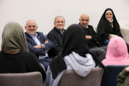 دیدار دکتر پزشکیان با کودکان بی‌سرپرست و بدسرپرست در مجتمع «خانه دختران ایران»