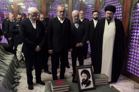 راه برون‌رفت از مشکلات، بازگشت به توصیه‌های امام و همراهی واقعی با مردم است