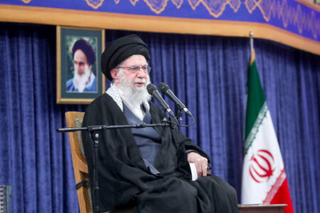 با همراهی مردم دشمن را به زانو در می‌آوریم