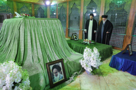 رهبر انقلاب در مرقد مطهر امام راحل(ره) حضور یافتند