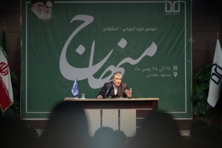 دشمن به دنبال سیاست «فشار از بیرون و شکستن از درون» علیه ایران است