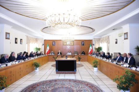 وزرا باید در دانشگاه‌ها حاضر شوند و فضای گفت‌وگو را تقویت کنند