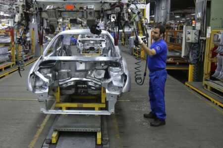 شرکت‌های خودروساز در افزایش قیمت محصولات باید تابع قانون باشند