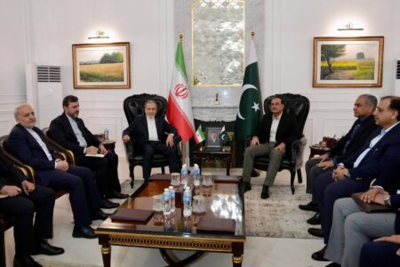 دیدار وزیر امورخارجه ایران با فرمانده ارتش پاکستان در اسلام‌آباد