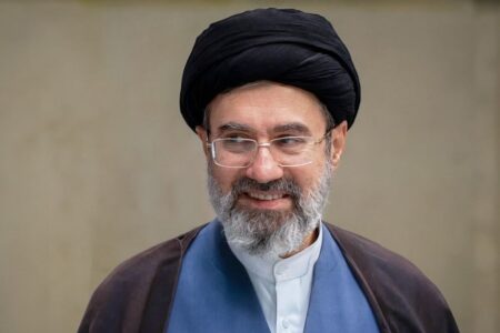 معلمان و کارگران ستون فقرات عرصه فرهنگ و اقتصاد