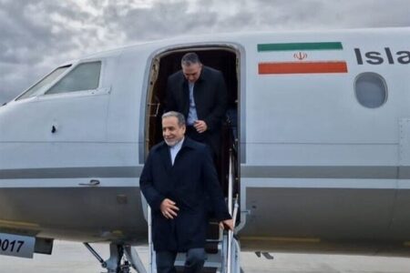 عراقچی با پرواز میناب ۱۶۸ وارد سن‌پترزبورگ شد