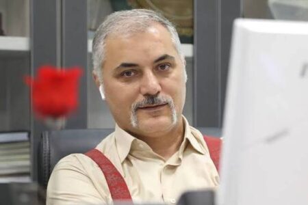 ققنوس بر فراز آتش