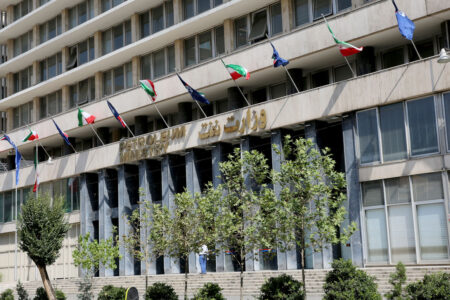 سایه ابهام بر پرونده یک مدیر متواری نفتی؛ وزیر نفت درباره «مدیر پرحاشیه» پاسخ می‌دهد؟