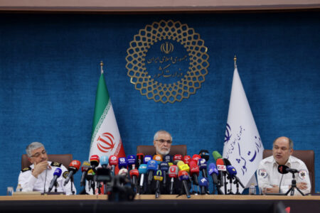 ادای احترام سران کشورها به پیکر رهبر شهید