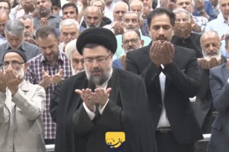 اقامه نماز ظهر و عصر به امامت حجت‌الاسلام والمسلمین سید یاسر خمینی در مراسم سی‌وهفتمین سالگرد ارتحال امام خمینی(س)