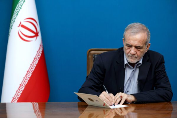 دکتر پزشکیان در پیامی درگذشت زنده یاد اکبر عبدی را تسلیت گفت – جمهورآنلاین