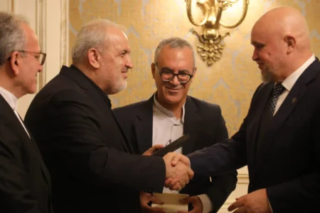 اتصال شبکه برق ایران و روسیه از مهم‌ترین محورهای همکاری دو کشور است/ تأکید روسیه بر ادامه اجرای نیروگاه سیریک – جمهور نیوز