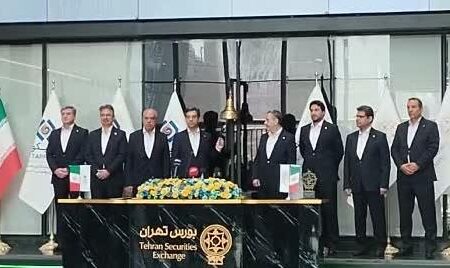 لحظه نواختن زنگ آغاز معاملات بورس تهران توسط روح الله شهیدی‌پور مدیرعامل تاپیکو