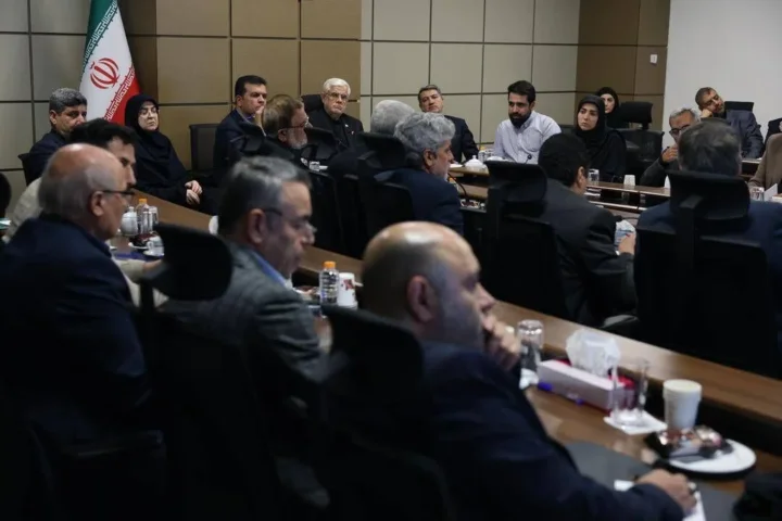 عارف: دشمن از توطئه دست برنمی‌دارد